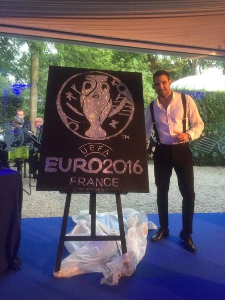 Isaac Tabrichi à côté du logo de l’UEFA Euro 2016 révélé en paillettes