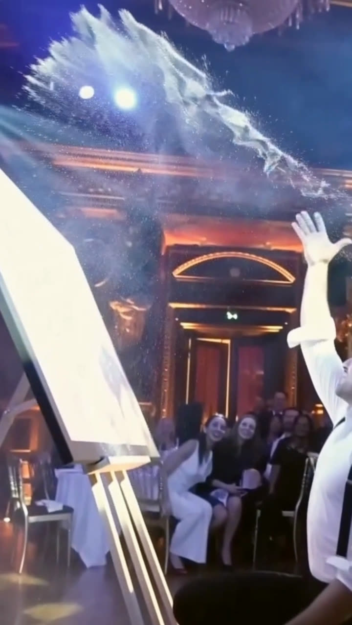 Jet de paillettes dans une salle de gala