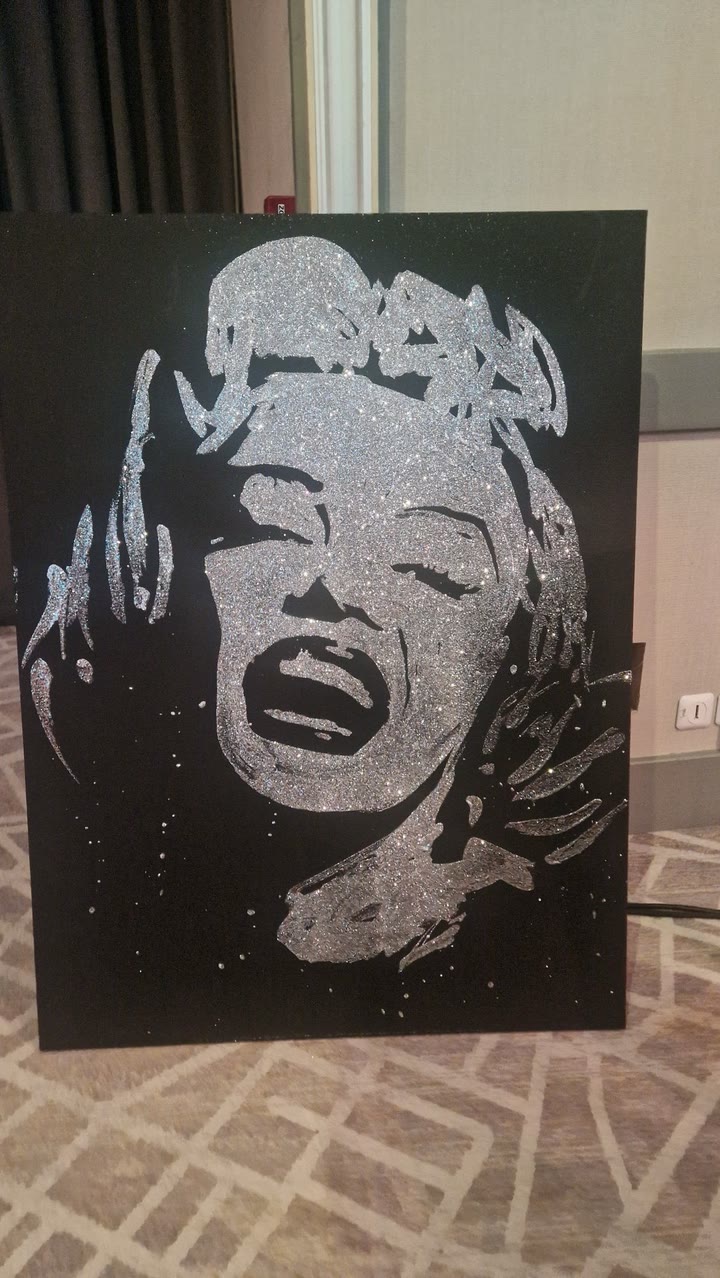 Portrait de Marilyn Monroe en paillettes argentées