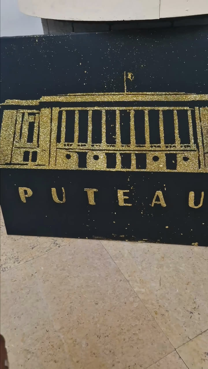 Façade de bâtiment en paillettes dorées